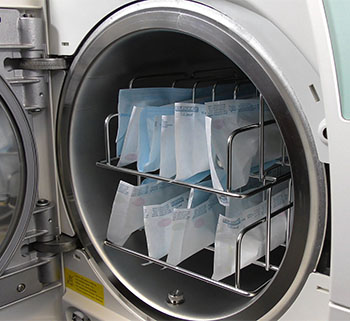 Sterylizacja parowa - załadunek komory autoklawu